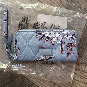 Vera Bradley NWT‎ ultralight RFID Accordion Blue Floral Wristlet cherry blossom